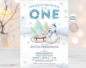 Op de afbeelding: Een blauwe en witte winterwonderland-uitnodiging voor een eerste verjaardag met een sneeuwpop en een slee. De uitnodiging luidt "It's snow much fun to be one" en bevat de naam van het kind, datum, tijd en locatie. De uitnodiging is aanpasbaar met een naam en tekst.