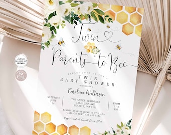 Può includere: Un invito a una festa di nascita bianca con un'illustrazione ad acquerello di un alveare e fiori bianchi. Il testo recita "Twin Parents to Bee" e include i dettagli dell'evento, tra cui data, ora, luogo e informazioni RSVP.