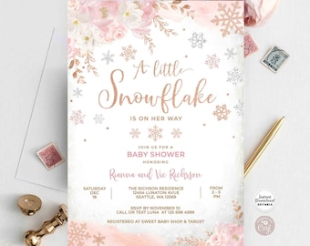 Pode incluir: Um convite de chá de bebê rosa e branco com um design de floco de neve. O convite diz "A little snowflake is on her way" e inclui os nomes "Rianna and Vic Richrson".