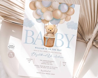Puede incluir: Una invitación de baby shower con fondo azul y blanco. La invitación presenta un osito de peluche en una cesta, rodeado de globos. El texto de la invitación dice "William is on the way" y "Join us for a Baby Shower honoring Elizabeth and Luke Anderson".