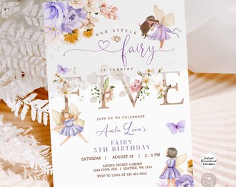 Peut inclure: Invitation de fête d'anniversaire florale violette et blanche avec une illustration de fée et le texte "Our Little Fairy is Turning Five". L'invitation comprend les détails de la fête du 5e anniversaire d'Anita Luna, y compris la date, l'heure et le lieu.