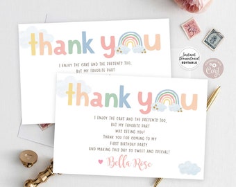 Puede incluir: Plantilla de tarjeta de agradecimiento editable con un diseño de arcoíris y nubes. El texto dice "Gracias" en letras de colores. La tarjeta dice "Disfruté del pastel y los regalos, pero mi parte favorita fue verte! ¡Gracias por venir a mi primera fiesta de cumpleaños y hacer que este día sea tan dulce y especial! Bella Rose"