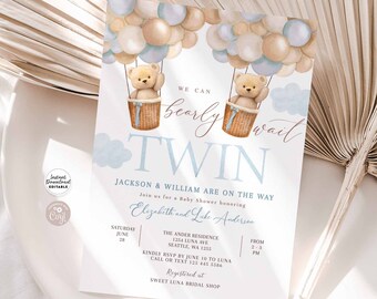Könnte beinhalten: Eine Babyparty-Einladung in Blau- und Beigetönen. Die Einladung zeigt eine Aquarell-Illustration von zwei Teddybären in Heißluftballons. Der Text lautet "We can barely wait twin" und enthält die Namen Jackson und William, Datum und Uhrzeit der Party sowie den Ort. Die Einladung enthält auch den Text "Registered at Sweet Luna Bridal Shop".