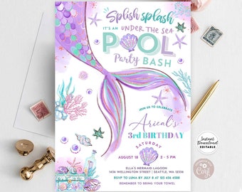 Może przedstawiać: Ilustracja fioletowego i turkusowego ogona syreny z akcentami brokatowymi. Tekst głosi "Splish Splash It's an Under the Sea Pool Party Bash" i "Arical's 3rd Birthday". Zaproszenie na imprezę w basenie w stylu syreny.