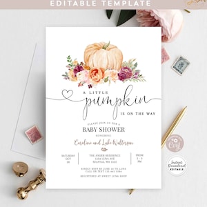 Może przedstawiać: Zaproszenie na baby shower do wydrukowania z akwarelową ilustracją dyni z jesiennymi kwiatami. Tekst brzmi "A Little Pumpkin is on the Way".