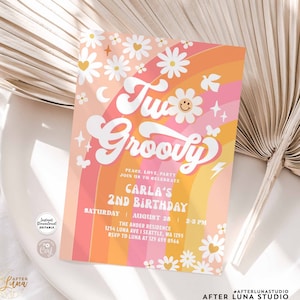 Op de afbeelding: Een kleurrijke uitnodiging voor een 2e verjaardagsfeest met een groovy thema. De uitnodiging bevat een regenboog, madeliefjes en de tekst "Two Groovy". De feestdetails omvatten de datum, tijd en locatie.