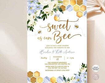 Può includere: Un invito a una festa di benvenuto per un bambino con un design ad acquerello che presenta api, favi e fiori in tonalità di blu e giallo. Il testo recita "sweet as can Bee" e include i nomi "Carolina & Keith Andersen" e la data "November 18".