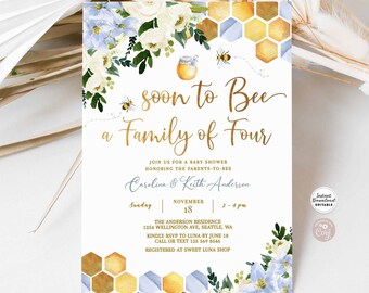 Può includere: Un invito a un baby shower con un motivo a nido d'ape blu e oro, fiori bianchi e un'illustrazione di un'ape. Il testo recita "soon to Bee a Family of Four".