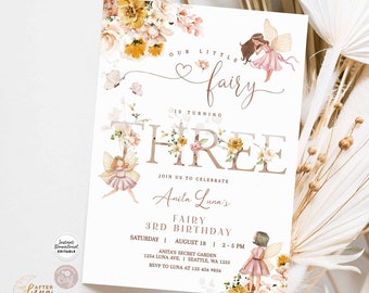 Peut inclure: Une invitation imprimable pour une fête d'anniversaire de 3 ans sur le thème des fées. L'invitation présente un motif floral dans des tons roses et jaunes. Le texte de l'invitation indique "Notre petite fée a trois ans". L'invitation comprend également la date, l'heure et le lieu de la fête.