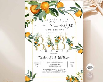 Pode incluir: Um convite de chá de bebê branco com um arco dourado e detalhes florais. O texto diz "A Little Cutie Is On The Way" e inclui a data, a hora e o local do evento. O convite é decorado com flores de laranjeira e folhas verdes.