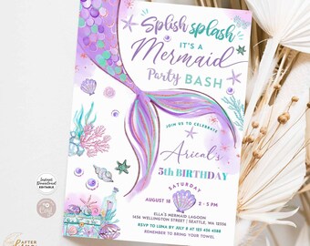Może przedstawiać: Ilustracja fioletowego i turkusowego ogona syreny z akcentami brokatu. Tekst głosi "Splish Splash It's a Mermaid Party Bash" i "Arical's 5th Birthday". Zaproszenie zawiera szczegóły dotyczące przyjęcia urodzinowego w stylu syreny.