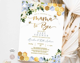 Può includere: Un invito a una festa di benvenuto per un bambino con un motivo a nido d'ape e dettagli floreali. Il testo recita "Let's shower the mama to bee" e include la data, l'ora e il luogo dell'evento.