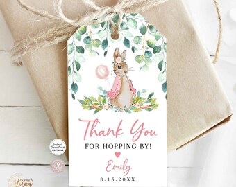 Puede incluir: Una etiqueta de agradecimiento imprimible con una ilustración de acuarela de un conejo sosteniendo un globo rosa. La etiqueta tiene un fondo verde frondoso y el texto "¡Gracias por pasar!" con un corazón rosa. La etiqueta es personalizable con un nombre y una fecha.