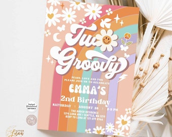 Puede incluir: Una invitación colorida con un fondo de arcoíris y margaritas. El texto dice "Tu Groovy" y "Emma's 2nd Birthday". La invitación incluye la fecha, la hora y la ubicación de la fiesta.