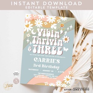 Puede incluir: Una invitación colorida con una fuente groovy que dice "Vibin' Thrivin' & Three" para una fiesta de cumpleaños número 3. La invitación tiene un fondo de arcoíris con margaritas y signos de paz. El texto en la parte inferior dice "Carrie's 3rd Birthday" e incluye la fecha, la hora y la ubicación de la fiesta.