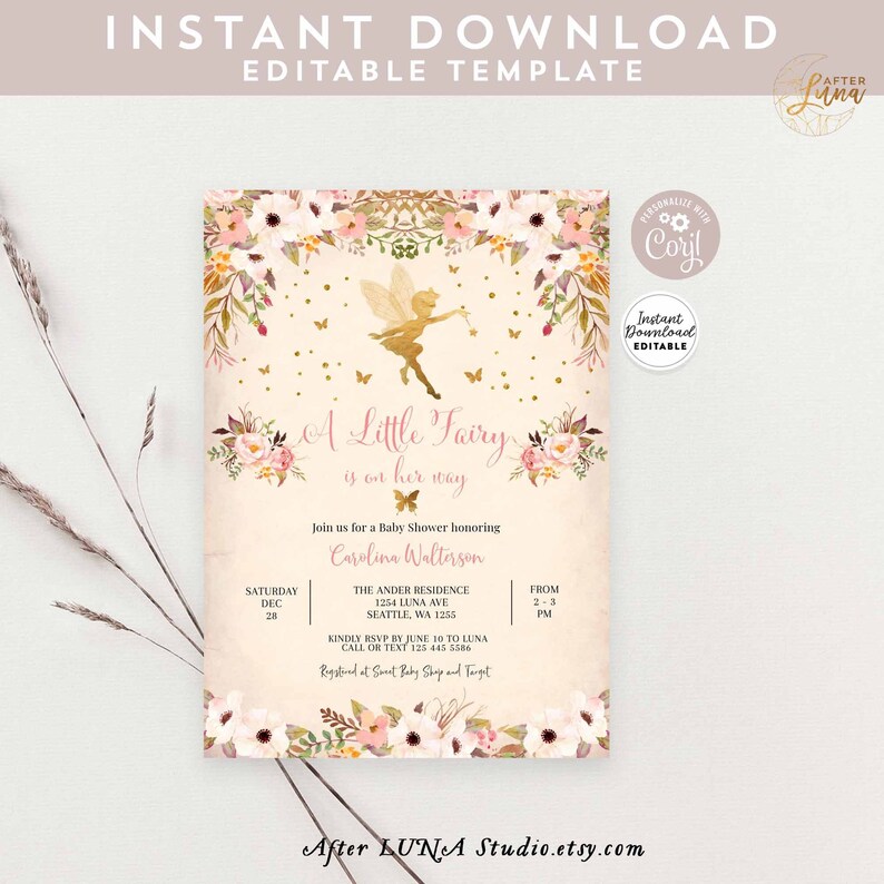 Puede incluir: Una invitaci&oacute;n de baby shower rosa y dorada con una ilustraci&oacute;n de hada y detalles florales. El texto dice "A Little Fairy is on her way".