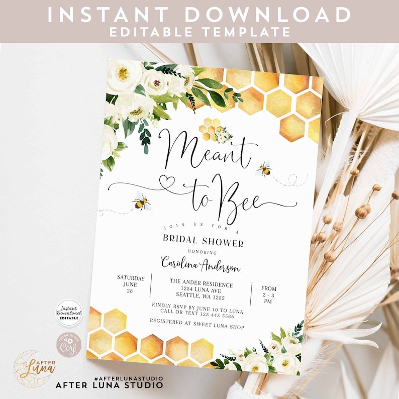 K&ouml;nnte beinhalten: Eine Einladung zu einer Bridal Shower mit einem Aquarellhintergrund aus gelbem Wabenmuster und wei&szlig;en Blumen. Der Text lautet "Meant to Bee" mit einer Bienenillustration. Die Einladung enth&auml;lt Details zur Veranstaltung, einschlie&szlig;lich Datum, Uhrzeit, Ort und RSVP-Informationen.