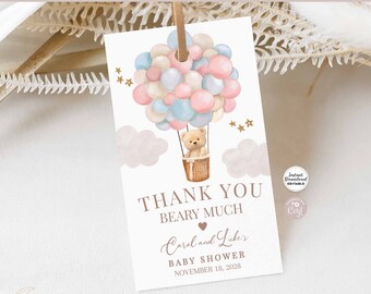Può includere: Etichetta di ringraziamento con un'illustrazione ad acquerello di un orsacchiotto in un pallone aerostatico con palloncini rosa, blu e beige. Il testo recita "Grazie Beary Much Carol e Luke's Baby Shower 18 novembre 2028".