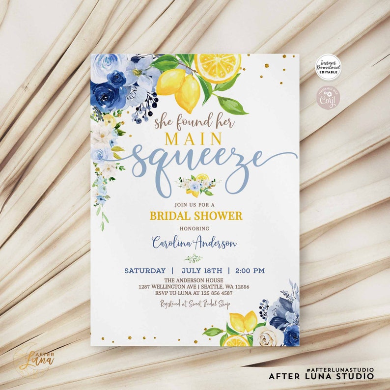 K&ouml;nnte beinhalten: Eine Zitronen- und blaue Blumen-Brautduscheinladung mit goldenen Glitzerakzenten. Die Einladung lautet "She found her main squeeze" und enth&auml;lt Datum, Uhrzeit und Ort der Veranstaltung.