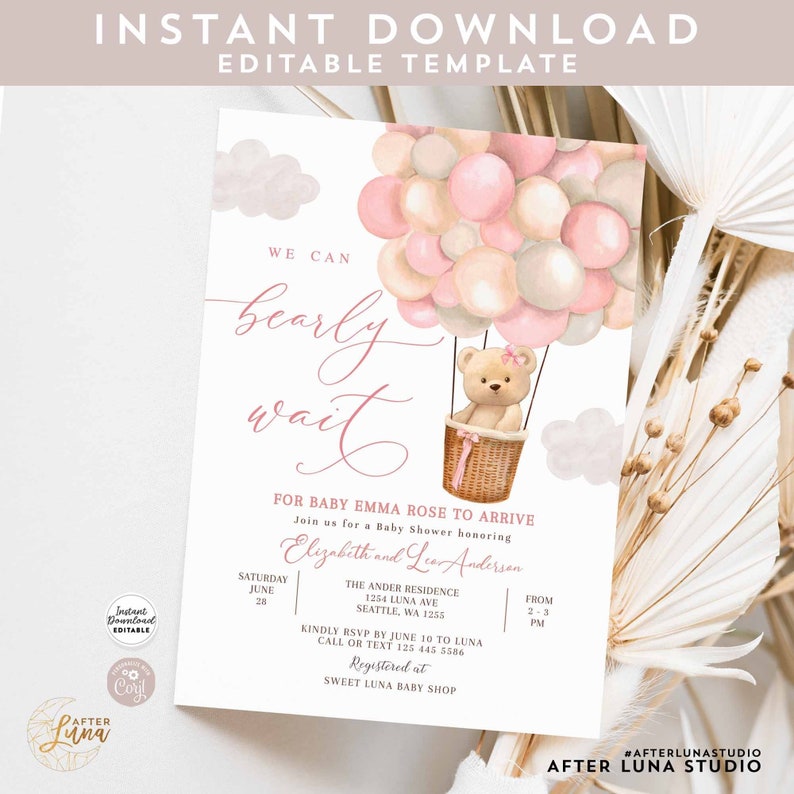 K&ouml;nnte beinhalten: Rosa-beige Babyparty-Einladung mit einer Aquarell-Illustration eines Teddyb&auml;ren in einem Hei&szlig;luftballon mit rosa und beigen Ballons. Der Text lautet "We can barely wait for baby Emma Rose to arrive. Join us for a baby shower honoring Elizabeth and Lea Anderson. Saturday, June 28, from 2-3 PM. The Ander Residence, 1254 Luna Ave, Seattle, WA 1255. Kindly RSVP by June 10 to Luna, call or text 125 445 5586. Registered at Sweet Luna Baby Shop."