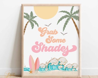 Puede incluir: Una impresión de arte digital imprimible con un tema de verano retro. La impresión presenta un gráfico de texto rosa y naranja que dice "Grab Some Shades" con palmeras y olas del océano en el fondo.