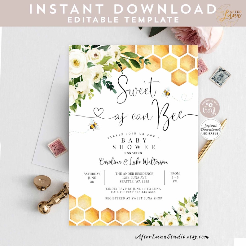 Op de afbeelding: Een baby shower uitnodiging met een aquarel illustratie van witte bloemen en een honingraatpatroon. De tekst luidt "Sweet as can Bee" en bevat details over het evenement, zoals de datum, tijd en locatie.