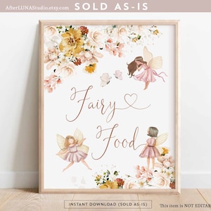 Può includere: Download digitale stampabile di un cartello con il testo "Fairy Food" in corsivo marrone. Il cartello è decorato con illustrazioni ad acquerello di fate, farfalle e fiori in tonalità rosa, giallo e bianco.