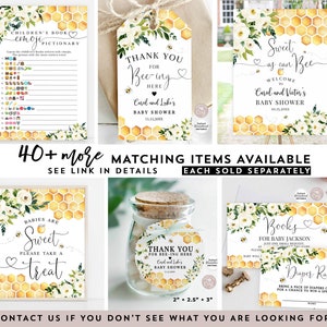 Op de afbeelding: Een set met printbare babyborstdecoraties met een bijen-thema. De decoraties hebben een honingraatpatroon, witte bloemen en de tekst "Sweet as can Bee".