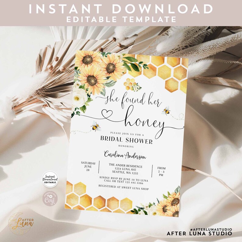 K&ouml;nnte beinhalten: Eine Einladung zu einer Bridal Shower mit einem Sonnenblumen- und Wabenmuster. Der Text lautet "Sie hat ihren Honig gefunden" und enth&auml;lt Details zur Veranstaltung, einschlie&szlig;lich Datum, Uhrzeit, Ort und RSVP-Informationen.