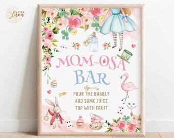 Może przedstawiać: Drukowana tabliczka na imprezę, z akwarelową ilustracją postaci z Alicji w Krainie Czarów, kwiatów i flaminga. Tabliczka głosi "Mom-osa Bar" i zawiera instrukcje do przygotowania mimosa: "Wlej musujące, dodaj trochę soku, udekoruj owocami".