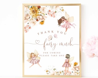 Könnte beinhalten: Ein druckbares Schild mit einem floralen Rand und drei Feen. Das Schild sagt "Vielen Dank, Fee" und "Für das Kommen, bitte nehmen Sie eins".