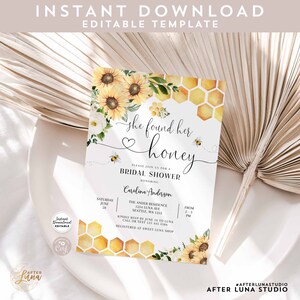 K&ouml;nnte beinhalten: Eine wei&szlig;e Einladung zu einer Bridal Shower mit einer Aquarell-Illustration von Sonnenblumen, Bienen und Honigwaben. Der Text lautet "She found her honey" und enth&auml;lt Details zur Veranstaltung, einschlie&szlig;lich Datum, Uhrzeit, Ort und RSVP-Informationen.