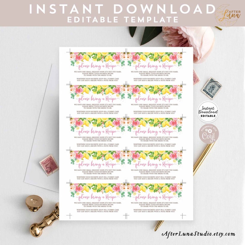 K&ouml;nnte beinhalten: Druckbare Rezeptkarten mit einem Zitronen- und Blumendesign. Die Karten enthalten den Text "please bring a recipe" in Rosa und Wei&szlig;. Der Text lautet: "Wir haben eine kleine Bitte, hoffentlich ist es nicht zu schwer. Bitte bringen Sie Ihr Lieblingsrezept mit, um es mit der zuk&uuml;nftigen Braut zu teilen. Ob Ihre Lieblingssuppe oder ein leckerer Kuchen, Sie k&ouml;nnen ein Rezept mit einem Gru&szlig; von Ihnen unterschreiben."