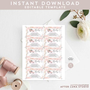 Pu&ograve; includere: Etichette per bomboniere per baby shower stampabili con un design floreale rosa e bianco. Le etichette presentano un camioncino dei cartoni animati con un albero di Natale e il testo "Libri per la piccola Emma".