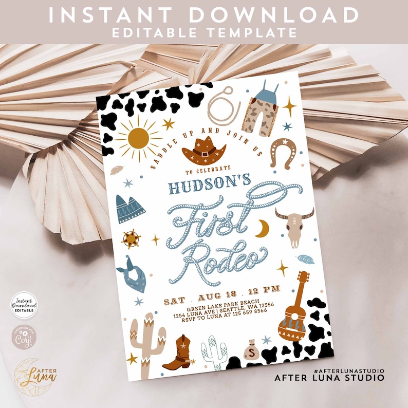 Op de afbeelding: Een printbare uitnodiging voor een eerste rodeo-feest. De uitnodiging bevat een cowboyhoed, een lasso, een cactus, een gitaar en een schedel. De tekst op de uitnodiging luidt: "Saddle Up and Join Us to Celebrate Hudson's First Rodeo".