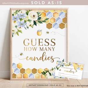 Könnte beinhalten: Ein gerahmtes Schild mit dem Text "GUESS HOW MANY CANDIES" in goldener Schrift, verziert mit Aquarellblumen, Bienen und Wabenmustern. Enthält eine passende Ratekarte. Der Rahmen ist helles Holz.