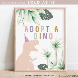 Puede incluir: Un cartel imprimible con un dinosaurio rosa que lleva un gorro de fiesta morado. El cartel dice "Adopta un Dino" en letras de colores y tiene un tema de selva con hojas verdes y palmeras.