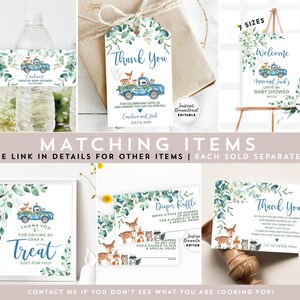 Op de afbeelding: Een set printbare baby shower decoraties met een blauwe vrachtwagen met bosdieren. De decoraties omvatten een welkomstbord, bedankkaartjes, een luierspelbord en een traktatiebord. De tekst op de borden luidt "Welkom op de Drive-By Baby Shower van Aiylie en Jack", "Bedankt", "Luierspel" en "Bedankt voor het langsrijden, pak een traktatie, speciaal voor jou!"