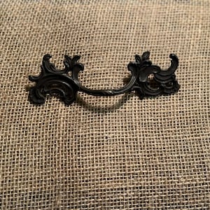 VTG Keeler Brass Co. Französische Provinzial Schubladenknäufe - 3 1/4 "Zentren - Auf der Rückseite markiert KBK-3026 - Reklamiert (KB292)