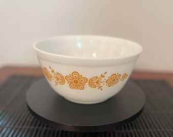 Vintage Pyrex Butterfly Gold 1 1/2 quart Nesting Mixing Bowl (Model 402) 1 1/2 Qt