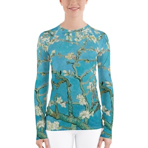 Op de afbeelding: Een shirt met lange mouwen met een blauwe achtergrond en een witte bloemenprint. De print is een reproductie van een beroemd schilderij van Vincent van Gogh.