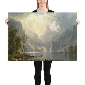 Pode incluir: Uma pintura que retrata uma cena de lago de montanha com um pico de montanha coberto de neve à distância. O lago é cercado por árvores e montanhas, e o céu é azul claro com nuvens. A pintura é de estilo realista e tem uma atmosfera pacífica e serena.