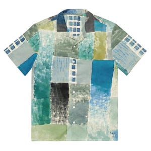 Könnte beinhalten: Ein kurzärmeliges Hemd mit Knöpfen und einem Patchwork-Muster mit abstrakten Formen in Blautönen, Grün- und Grautönen. Das Hemd hat einen Kragen und eine Knopfleiste vorne.