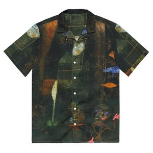 Könnte beinhalten: Ein kurzärmeliges Hemd mit Knöpfen und einem farbenfrohen abstrakten Druck mit geometrischen Formen, einem Fisch und einer Figur mit einem großen Kopf. Der Druck erinnert an ein Gemälde.