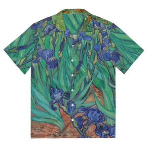Könnte beinhalten: Ein kurzärmeliges Hemd mit Knöpfen und einem farbenfrohen Blumendruck. Der Druck zeigt blaue Iris und grüne Blätter auf hellem Hintergrund.