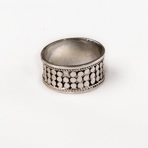 Vintage Silver ring. Wide band. Circle design.