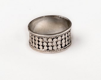 Vintage Silver ring. Wide band. Circle design.