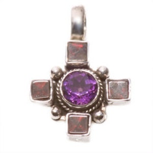 Fine Vintage  Silver Pendant.   Silver Pendant w/ Garnet cab, Amethyst fac  gems and a Silver Chain.