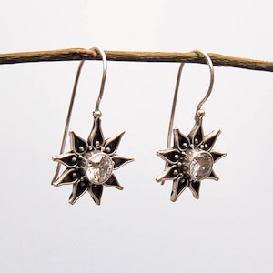 Stunning Vintage Silver Earrings. Unique design. With Zirconia gems.