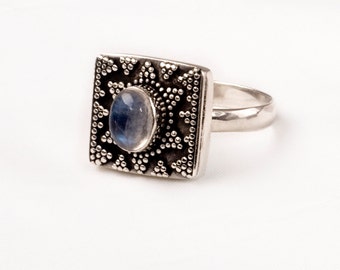 Stunning Vintage Silver  Ring with a Moonstone gem .    Unique design.